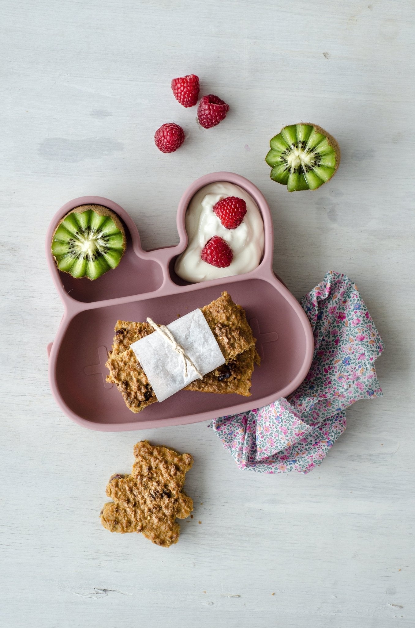 Healthy apricot oaty bars for toddlers
