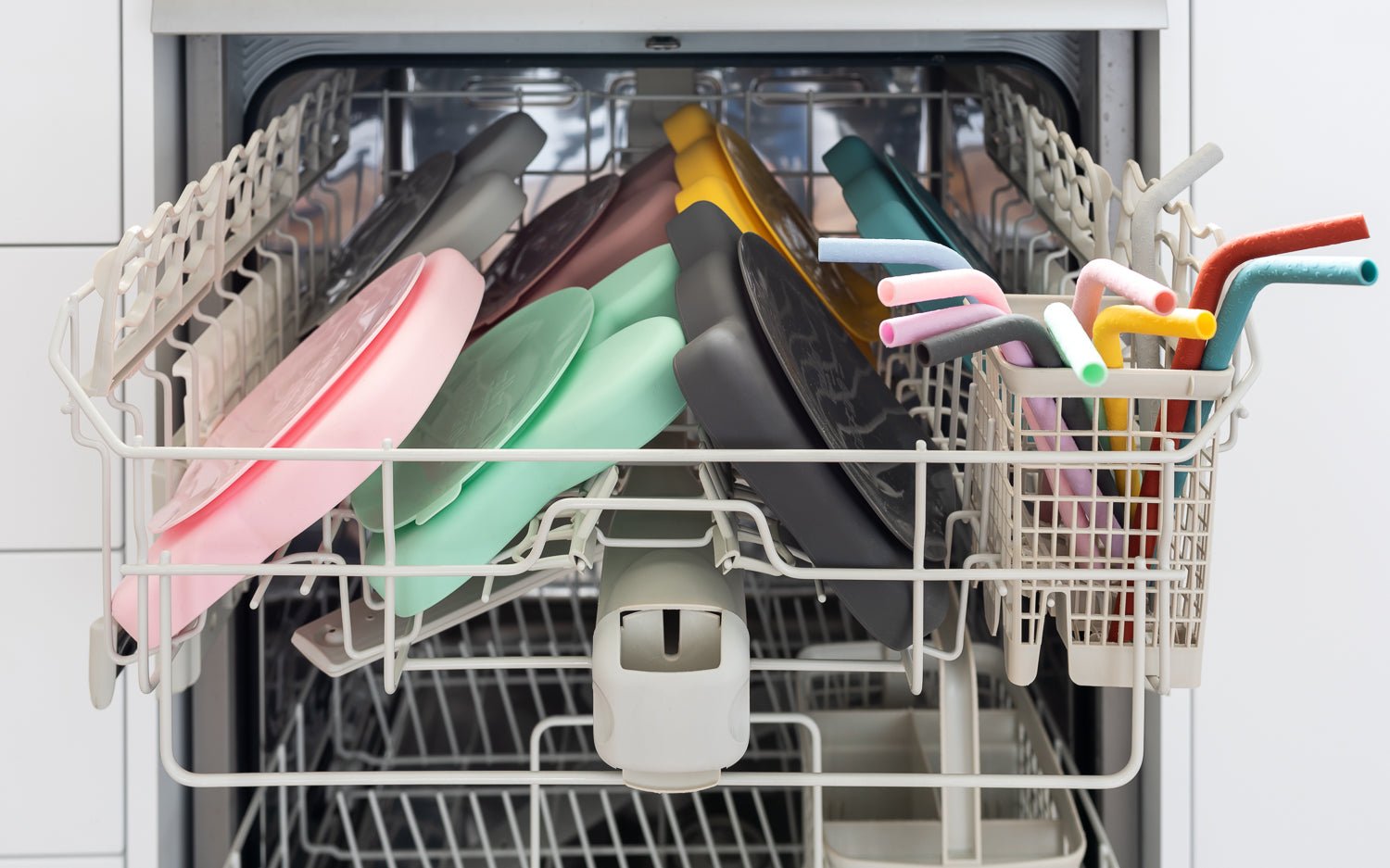 Silicone straws and suction plates in dishwasher