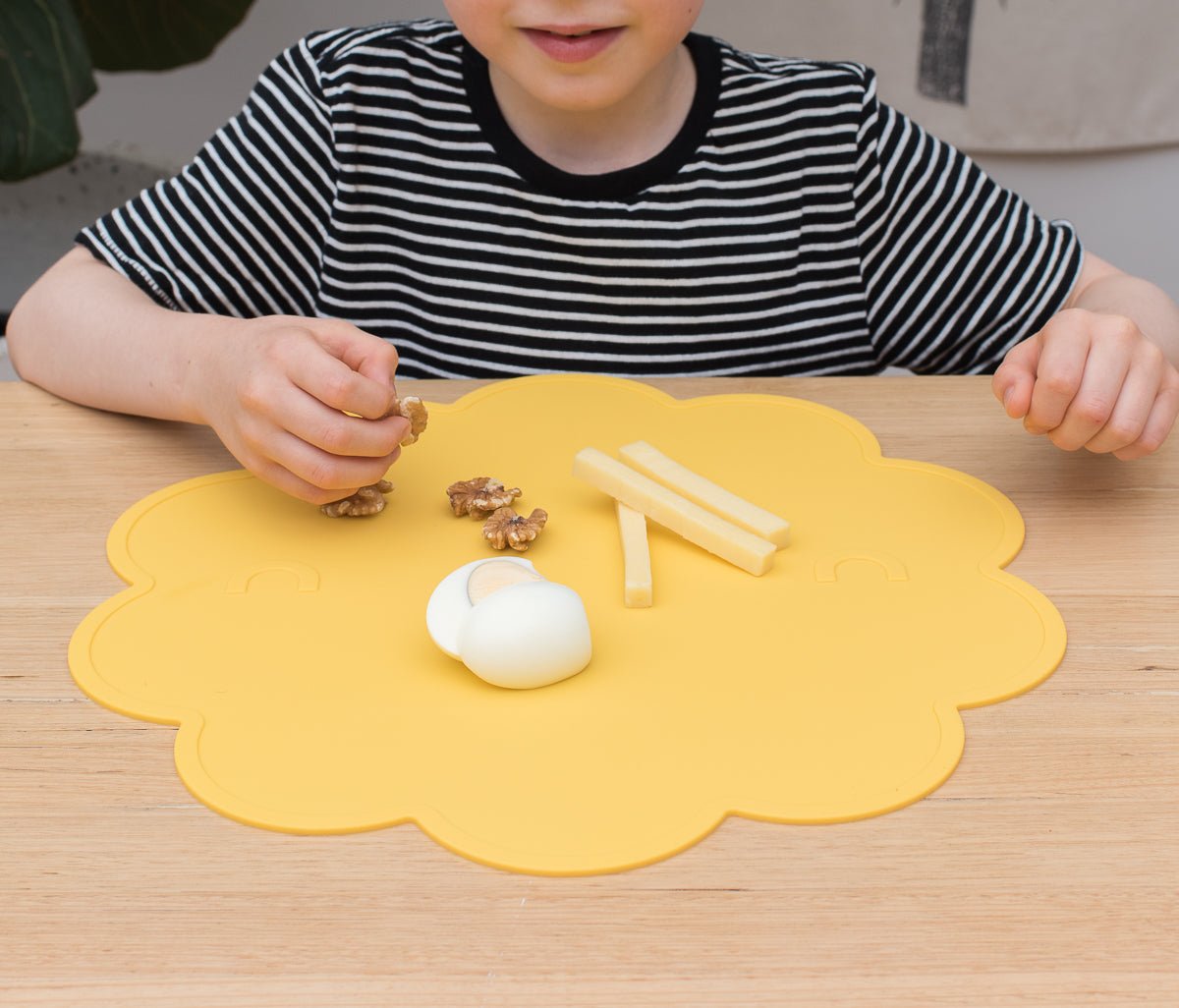 The Jelly Placie - A Silicone Placemat For Round Tables in Yellow