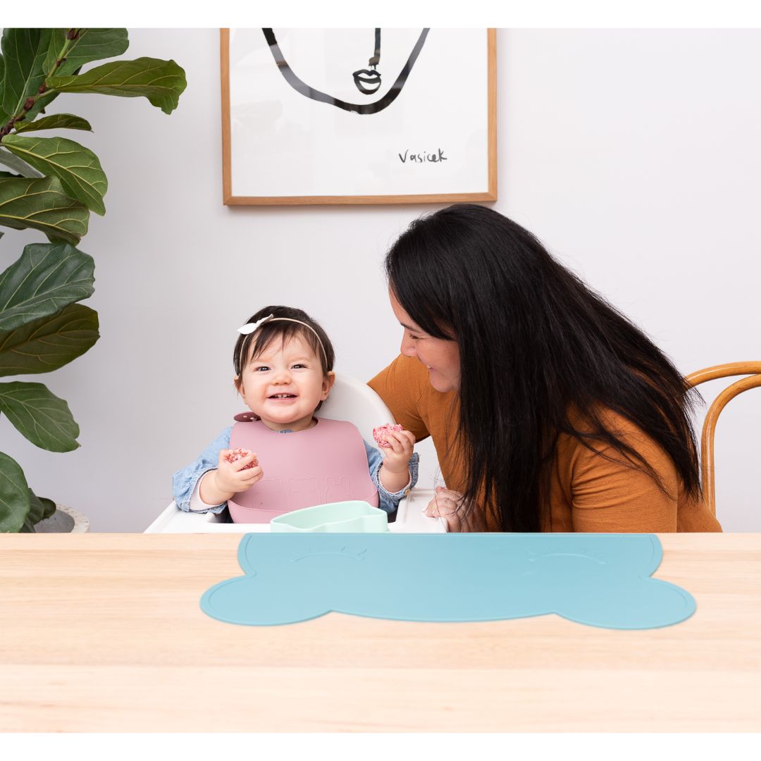Silicone bear kids placemat in the shade blue dusk.