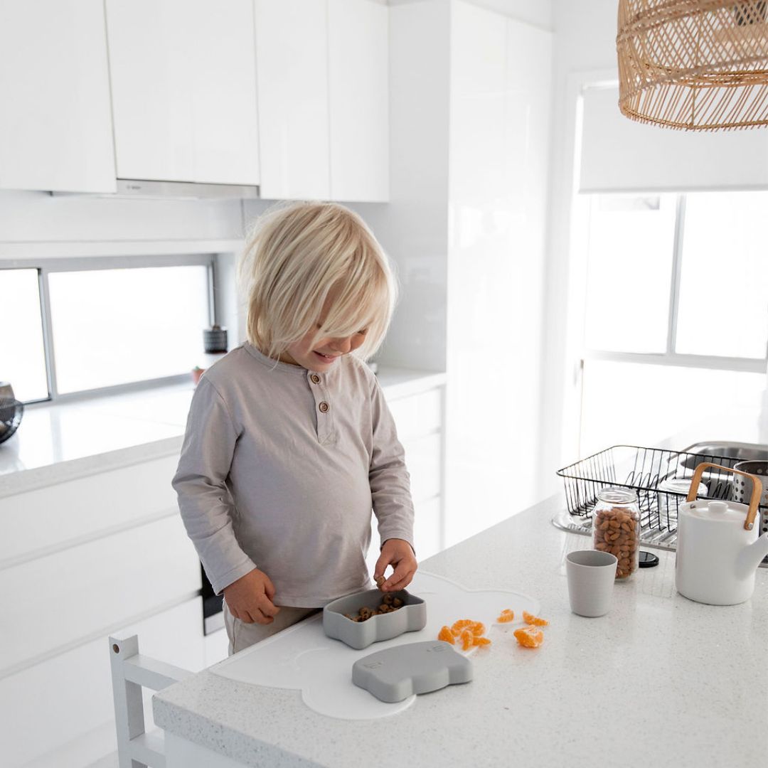 Silicone bear kids placemat in the shade snow white.